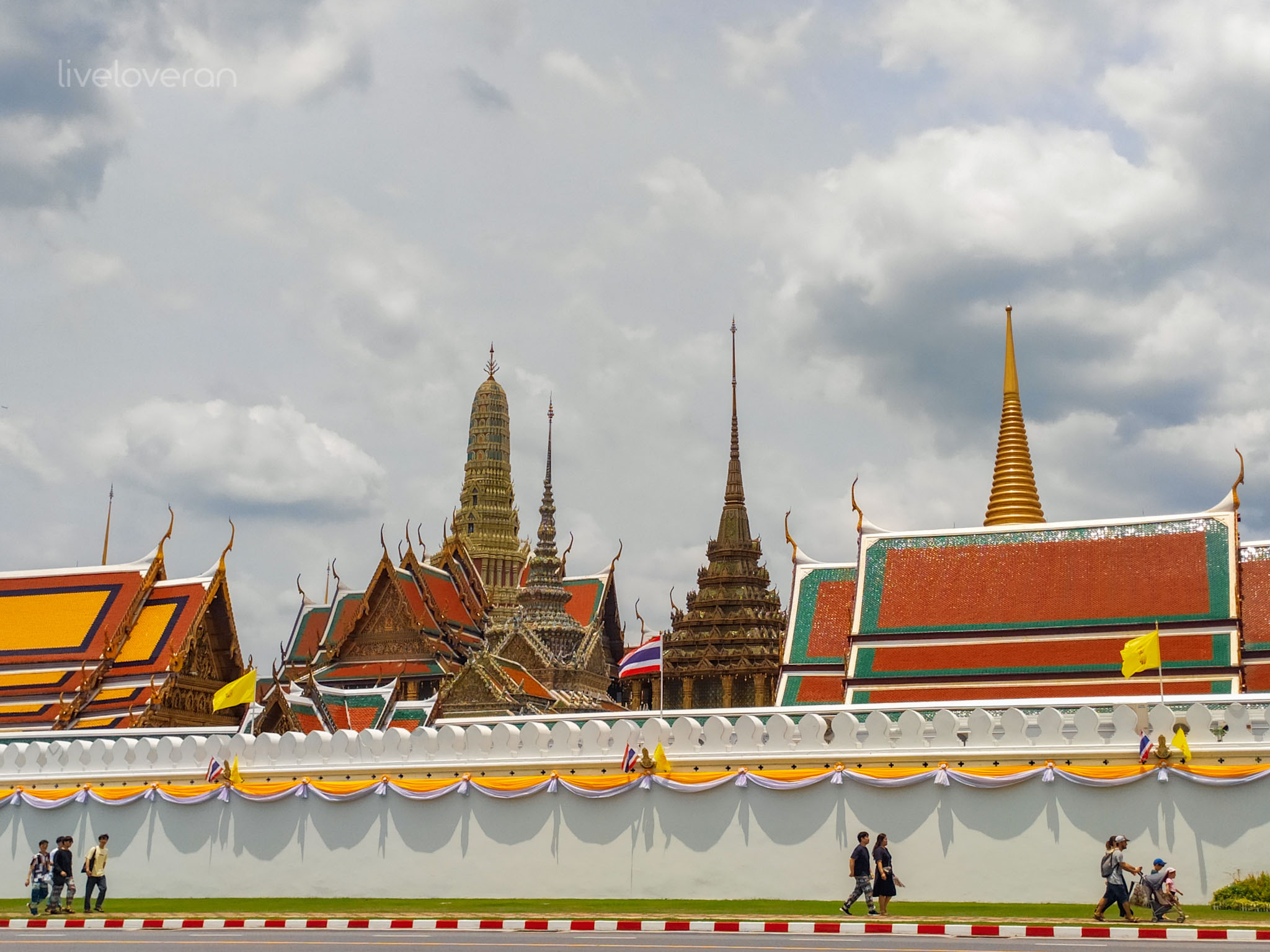 liveloveran exploring bangkok temples grand palace