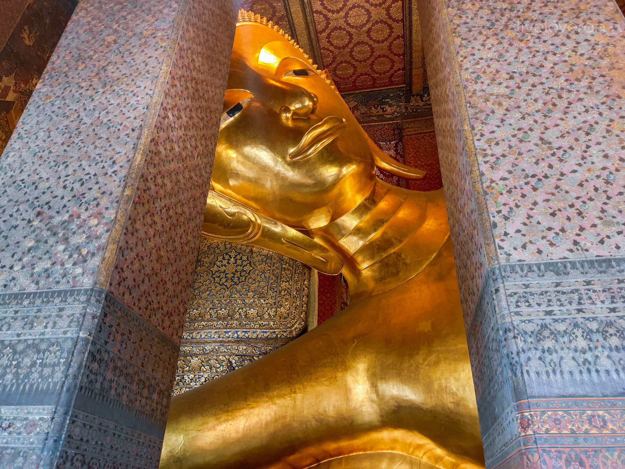 liveloveran exploring bangkok temples wat pho reclining buddha